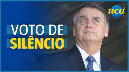 Bolsonaro vai a outro evento militar e segue sem discursar