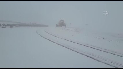Bayburt'un yüksek kesimlerinde kar ve tipi etkili oldu