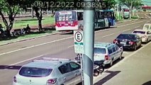 Quase uma tragédia: Vídeo mostra homem caindo na via e sendo atropelado pro ônibus
