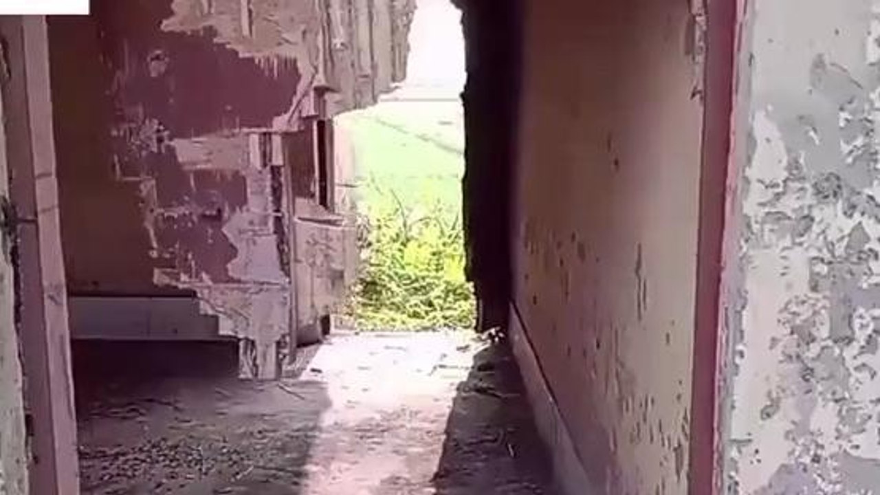 कुशीनगर: खंडहर में तब्दील हुआ जच्चा बच्चा केंद्र, जिम्मेदार नहीं दे रहे ध्यान