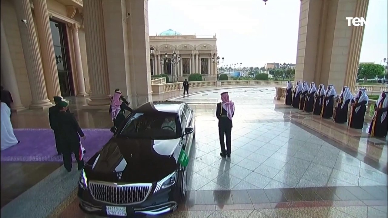 بحفاوة معتادة.. ولي العهد محمد بن سلمان يستقبل الرئيس السيسي فور وصوله لحضور القمة العربية الصينية