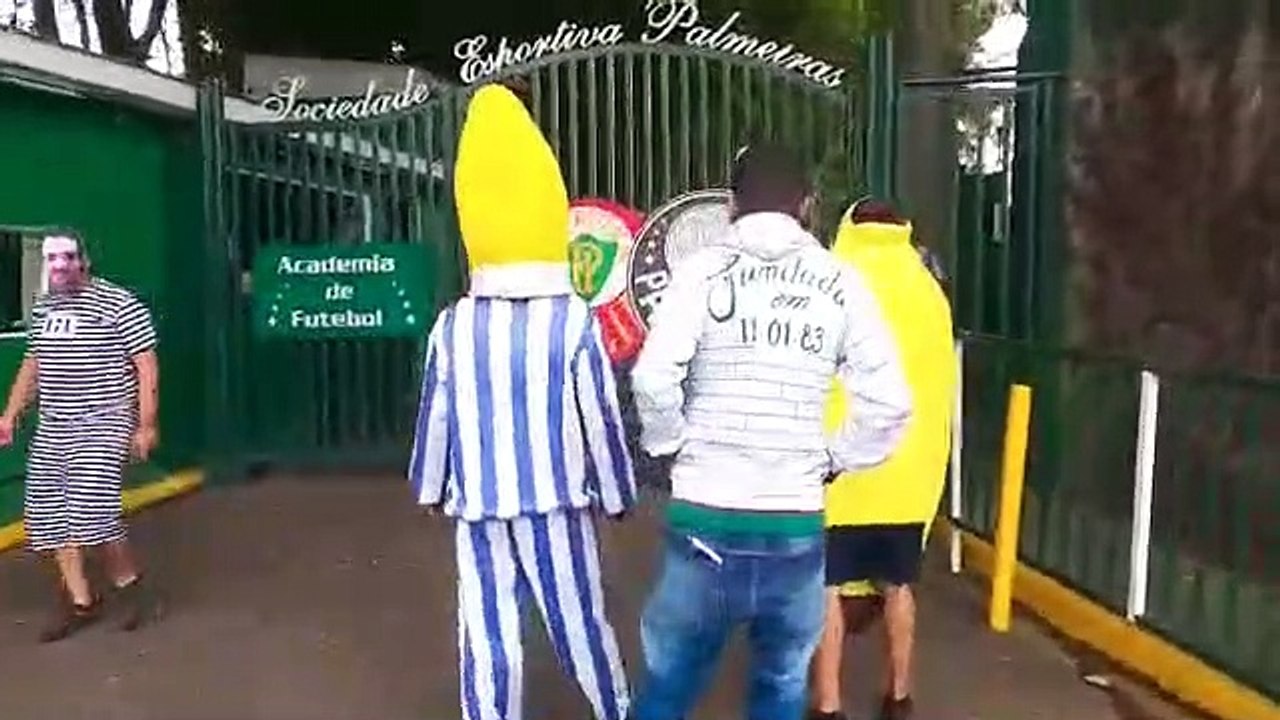 Torcedores do Palmeiras protestam na Academia de Futebol
