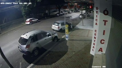 Clio bate em carro estacionado e condutor foge do local