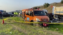Ticari araç kamyona ok gibi saplandı: 2 ölü