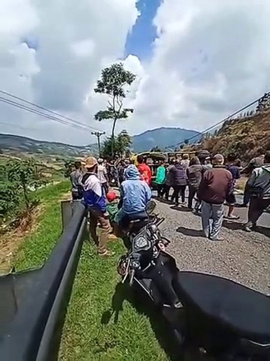 Proses evakuasi truck yang terguling di tanjakan #viral