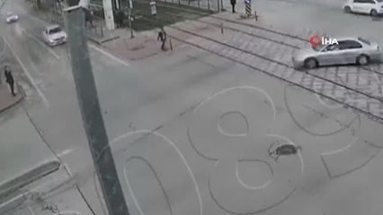 Yola kontrolsüz çıkan araç otomobile böyle çarptı