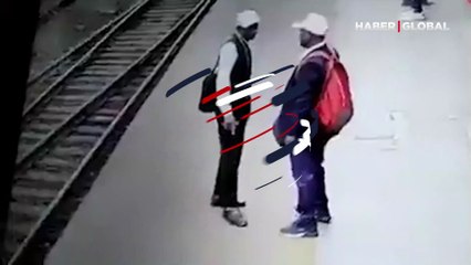 Korkunç an kamerada! Tren istasyonunda, bilet kontrol görevlisine elektrik çarptı, raylara düştü