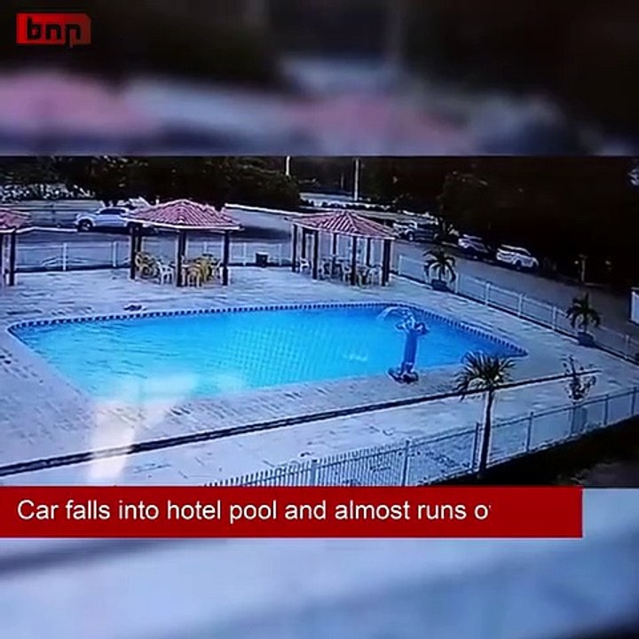 Un conductor fuera de control termina en la piscina con todo y carro