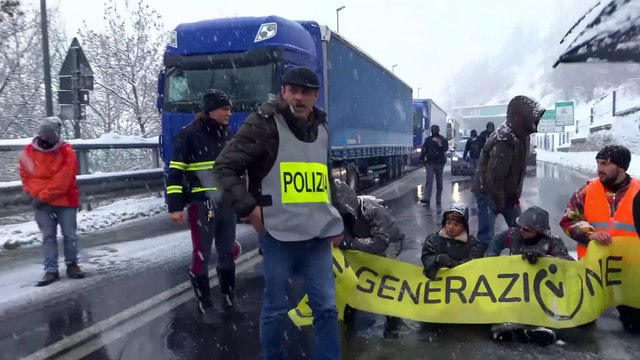 Traforo del Monte Bianco bloccato dagli attivisti di Ultima Generazione