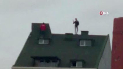 2 genç sosyal medya uğruna çatıya çıkarak canlarını hiçe saydılar... O anlar kamerada