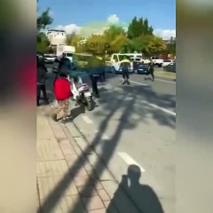 Trafik polisine saldırdılar, linç edildiler, polis tarafından kurtarıldılar