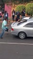 Conductores protagonizan pelea en plena calle y frente a policías