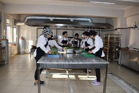 BATMAN'DA MESLEK LİSELİ KIZ ÖĞRENCİLERİN HAZIRLADIĞI YEMEKLER OKULLARA DAĞITILIYOR