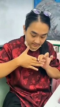 Ce qu'il fait avec ses doigts est incroyable... Magicien génial