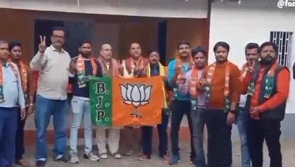 अररिया:उपचुनाव में भाजपा की जीत पर कार्यकर्ताओं ने एक दूसरे को दी बधाई