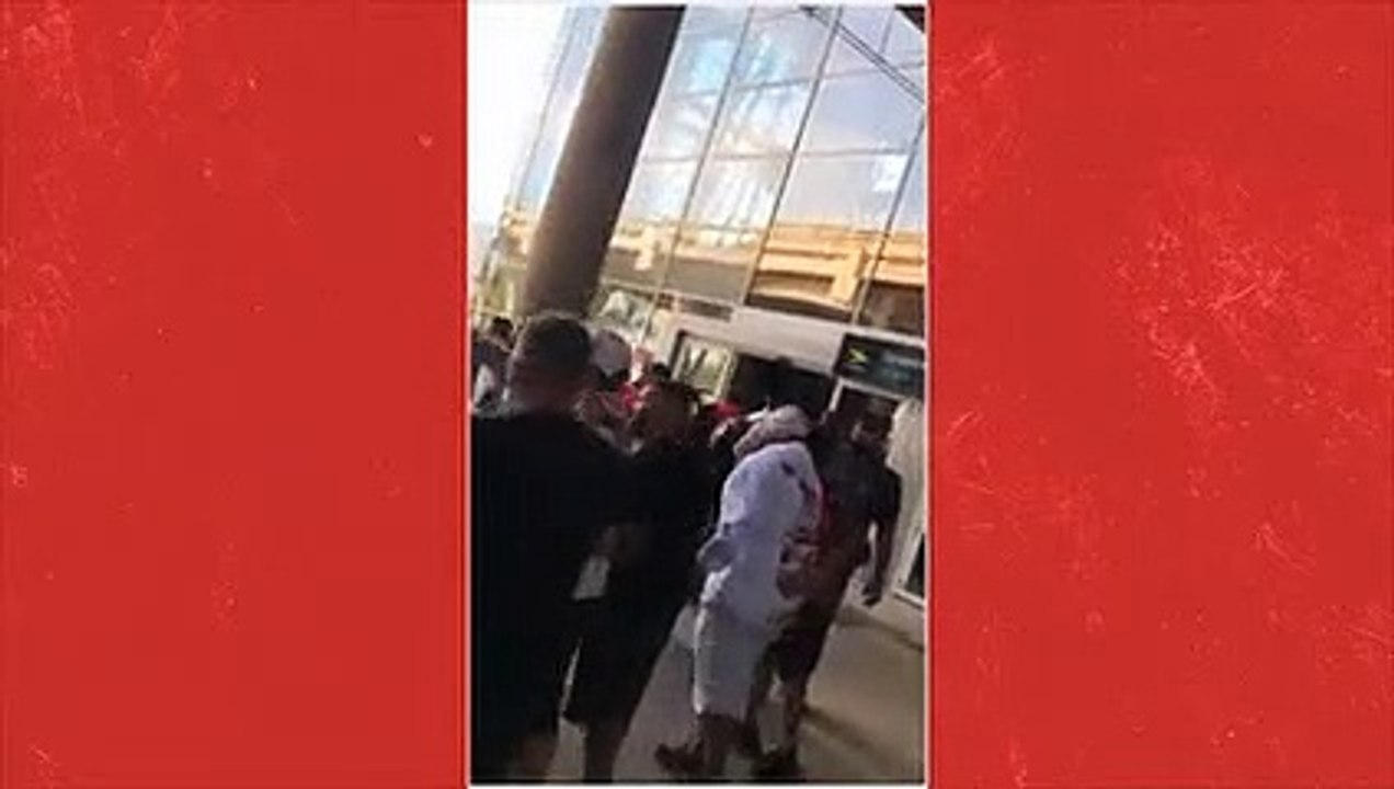 Torcida do São Paulo protesta antes do embarque em Campinas