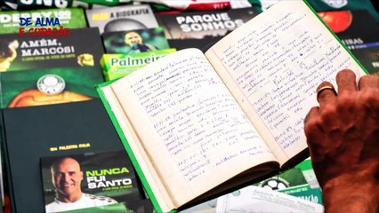 Casado com corintiana, palmeirense encontra ídolos e exibe memorial