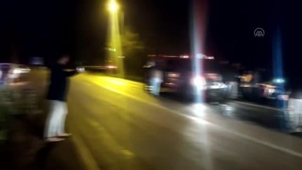 Kaza yaptığı otomobilde sıkışan sürücü ekiplerce kurtarıldı