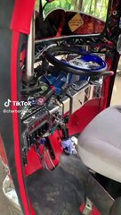 Adapta un televisor a su mototaxi para que sus clientes no se pierdan del Mundial