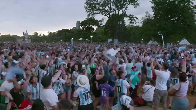 Argentina Fans Crazy Celebrations in Buenos Aires After Beating Netherlands On Penalties