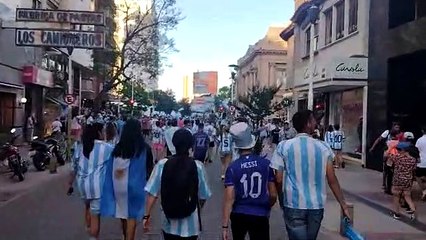 Festejos en el centro de Bahía tras el triunfo de Argentina frente a Países Bajos