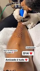 Deyverson tatua nomes de amigos na perna