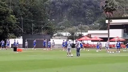 Santos treina de olho no Ceará e  crianças entregam presente a Sampaoli