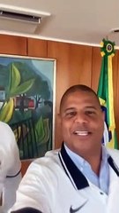 Bolsonaro veste camisa do Corinthians em vídeo ao lado de Marcelinho