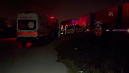 Yük treni otomobile çarptı