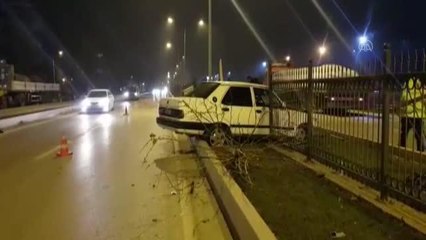 Bariyerlere çarpan otomobilin sürücüsü yaralandı