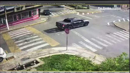 Ônibus desgovernado atinge carros e deixa feridos em Extrema