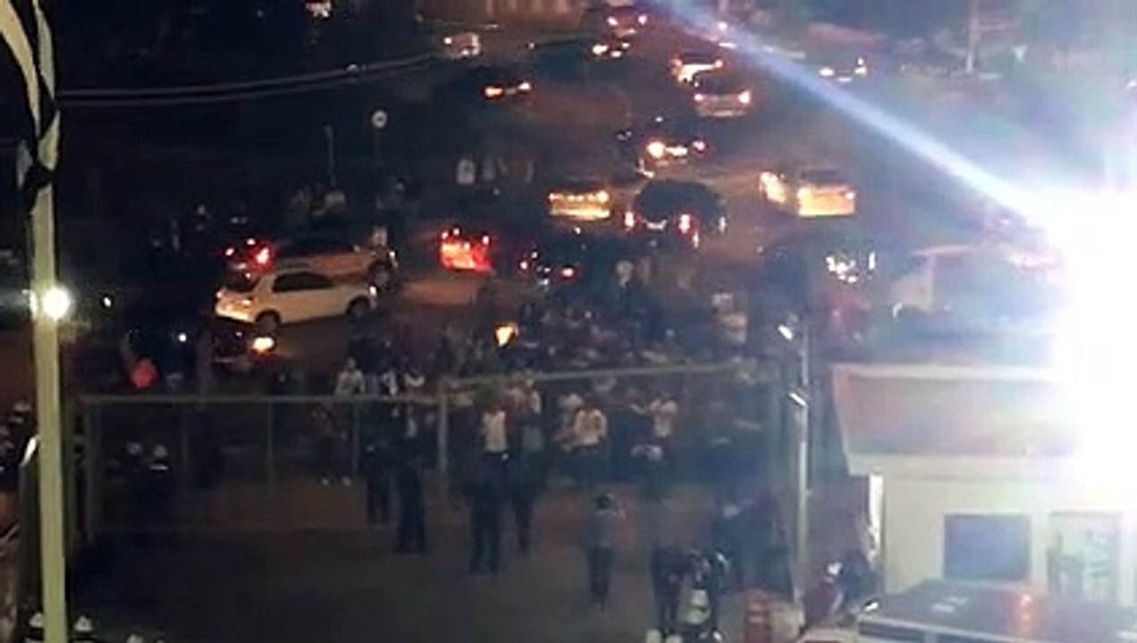 Torcida tricolor segue protestando Time sem vergonha