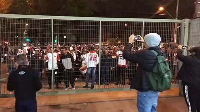 Torcida do São Paulo protesta no Morumbi após derrota para o Goiás