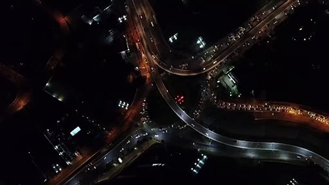 Indahnya - jalan - waktu - tangah - malam -mixkit-aerial-view-of-city-traffic-at-night-11-medium