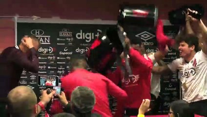 Técnico Tiago Nunes toma o banho tradicional após título