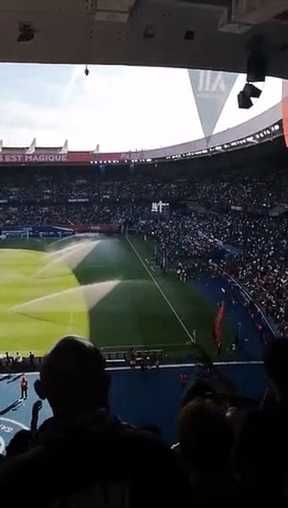 Torcida do PSG vaia e xinga Neymar