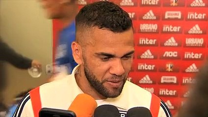 Daniel Alves O futebol precisa de gente que corre e gente que pensa
