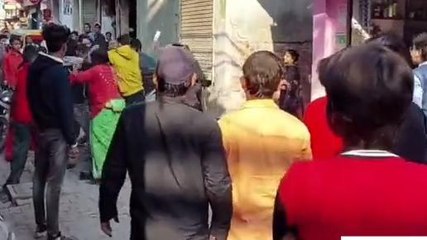 मुरादाबाद:जानिए कहाँ पर बीच सड़क पर हुई मारपीट,देखिए वीडियो