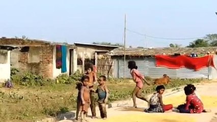 উঃদিনাজপুরঃ অন্ধকারে ডুবে রাজ্য সরকারের মডেল গ্রাম ! দেখুন ভিডিও