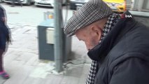 75 yaşındaki Ahmet amca ekmeğini arabasının bagajından kazanıyor