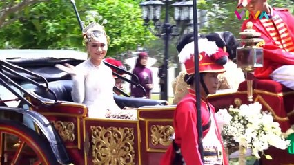 Erina Gudono Tebar Senyum di Atas Kereta Kencana