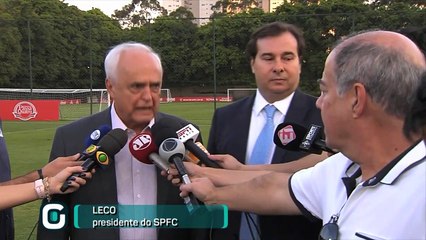 Rodrigo Maia visita CT do São Paulo para discutir projeto de lei