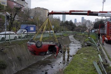 KAĞITHANE'DE OTOMOBİL DERE YATAĞINA UÇTU: 2 YARALI