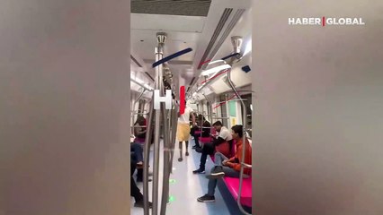 Metrodakileri şaşkına uğratan olay! Herkesin içinde havluyla dolaştı