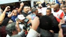 Daniel Alves passa no meio da torcida do São Paulo em Congonhas