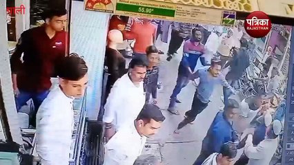 VIDEO : मकान विवाद : दो गुटों में जमकर चली लाठियां-सरिए, पांच लोग घायल