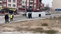 Başkentte otomobille servis minibüsünün çarpışması sonucu 3 kişi yaralandı