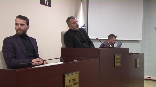 Tuzla Belediye Meclisi Toplantısında Hiranur Gerginliği: AKP'li Meclis Üyesi CHP'li Üyelere Hakaret Edince CHP'li Üyeler Toplantıyı Terk Etti