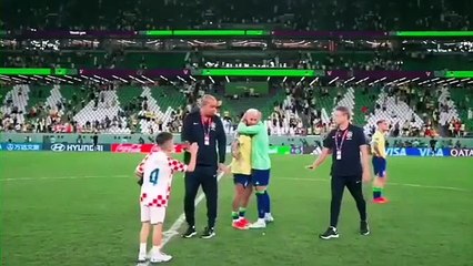 طفل كرواتي يقتحم الملعب ليواسي نيمار بعد الهزيمة