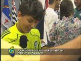 Jogadores do Palmeiras visitam crianças da AACD